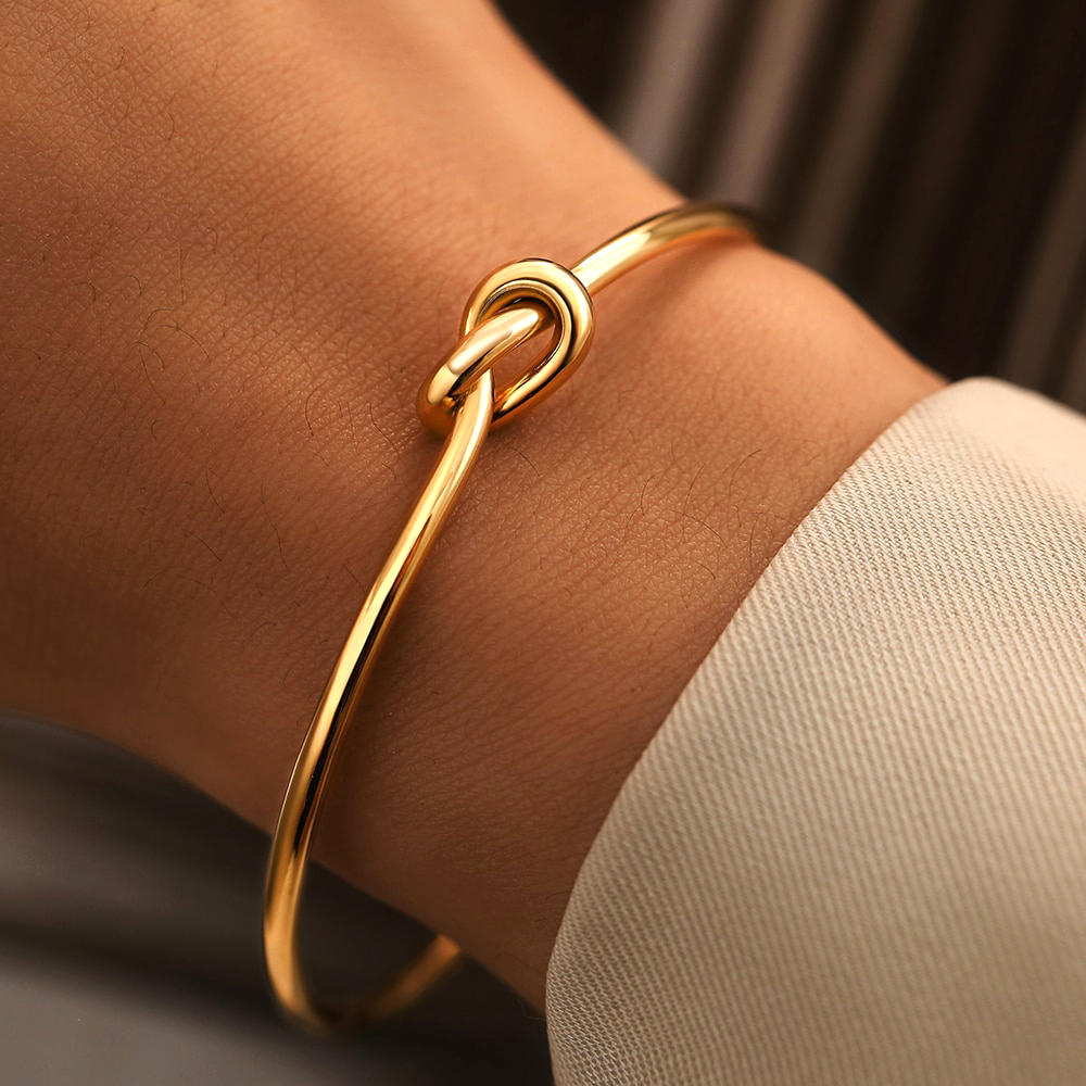 Calienne Sleek Love Knot Bangle