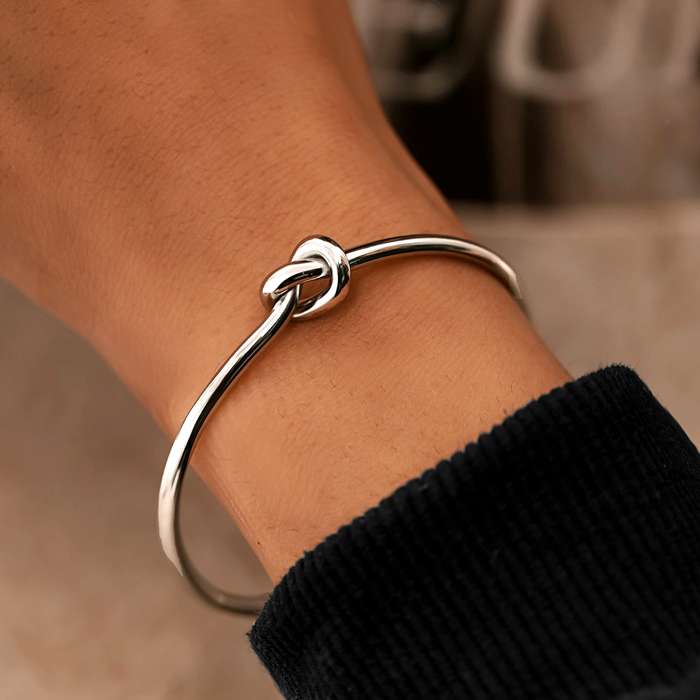 Calienne Sleek Love Knot Bangle