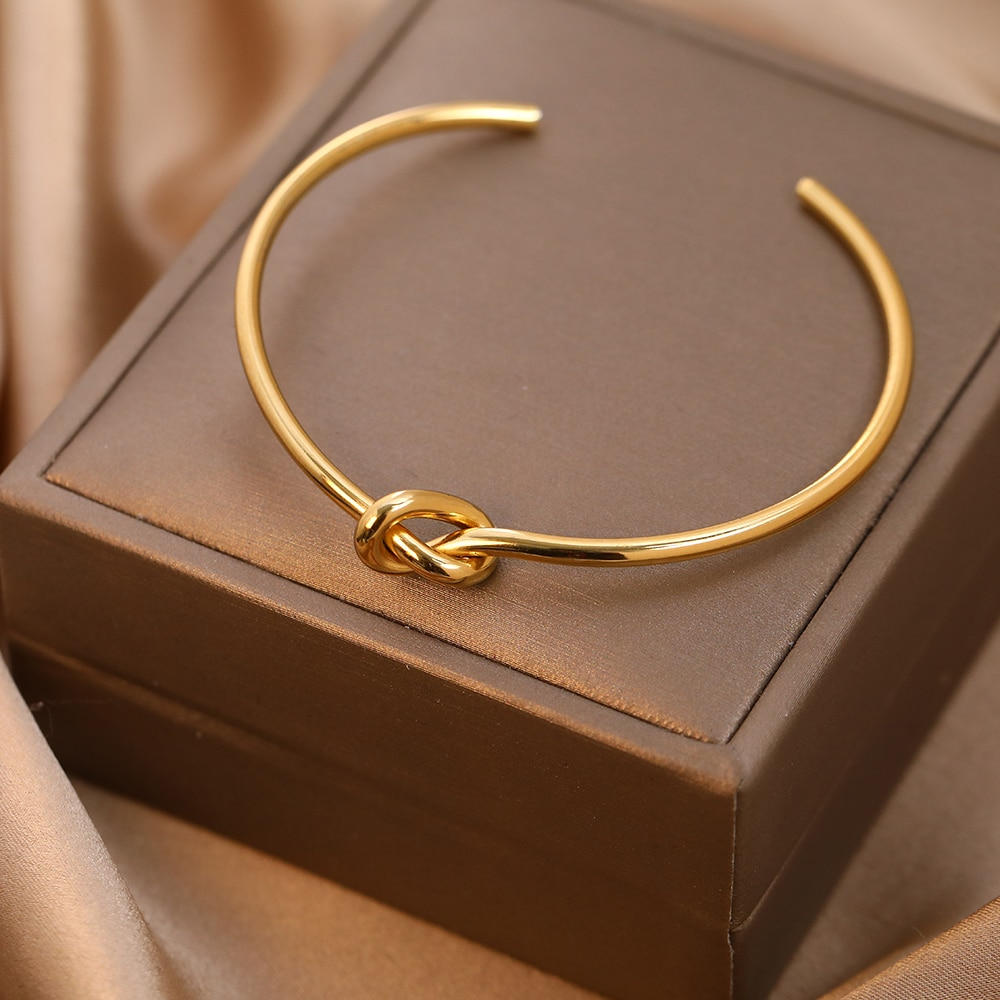Calienne Sleek Love Knot Bangle
