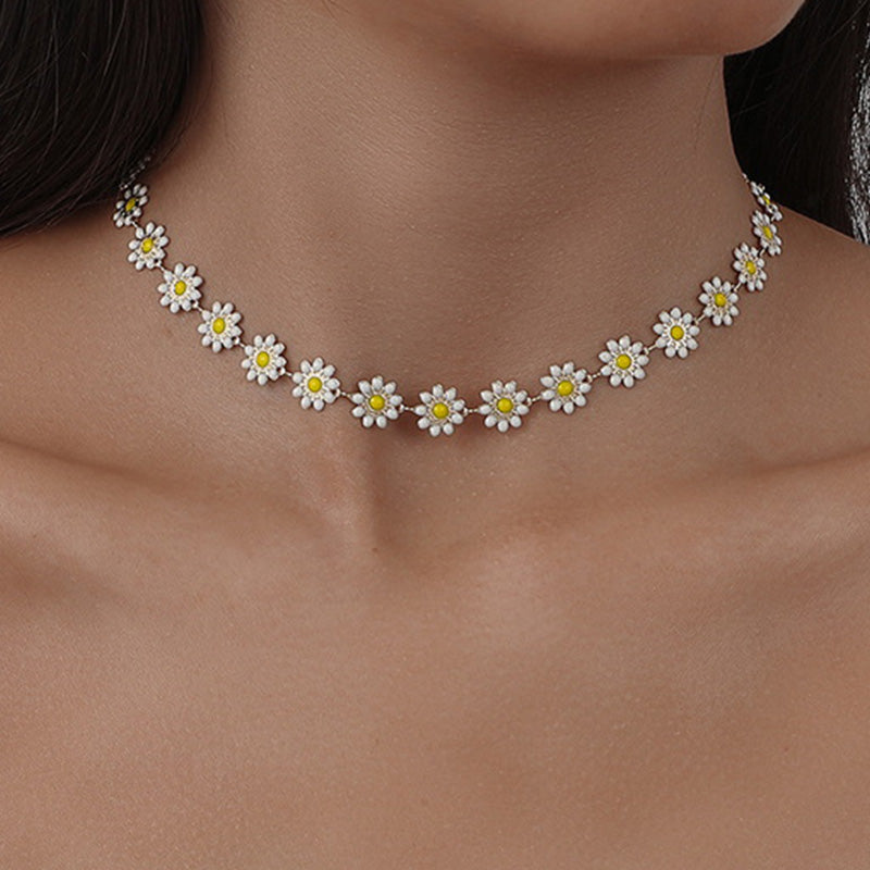 Elegant Daisy Choker Necklace
