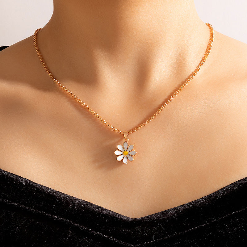 Elegant Daisy Pendant