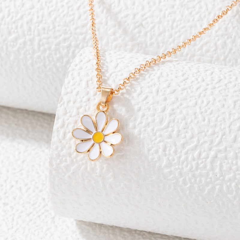 Elegant Daisy Pendant